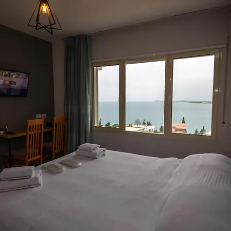 Отель Aerial & 4*